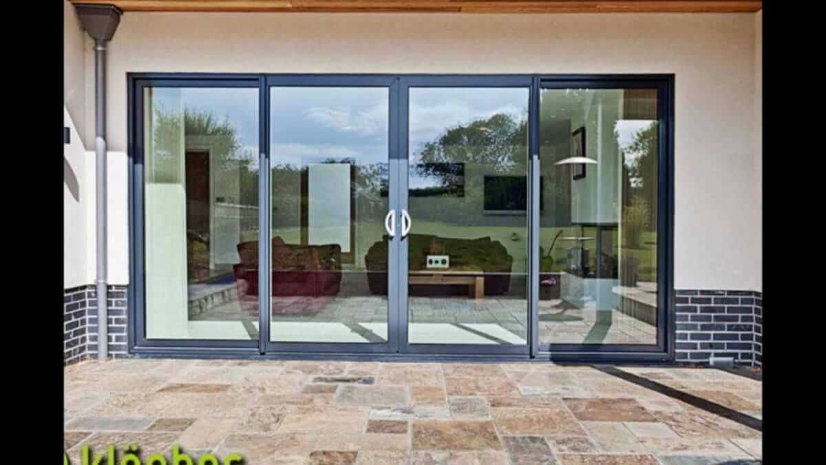 Large-pane lift and slide doors on a showroom